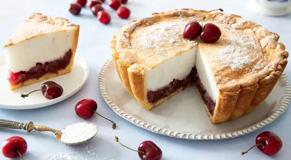 Une délicieuse tarte aux cerises à l'ancienne, avec une garniture généreuse de cerises et une meringue légère.