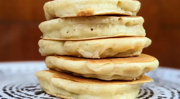 Pile de pancakes moelleux, parfaits pour une recette facile et gourmande.