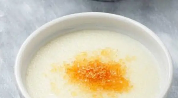 Un délicieux semoule au lait, façon Cyril Lignac, avec une touche caramélisée sur le dessus. Un dessert crémeux et réconfortant.