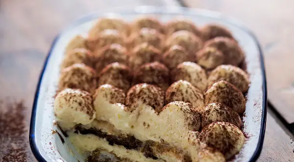 Un délicieux tiramisu, prêt à être dégusté. Cette recette italienne est un régal pour les yeux et les papilles.