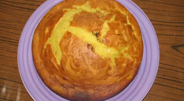 Gâteau banane doré et moelleux, servi sur une assiette violette. Un délice fait maison !