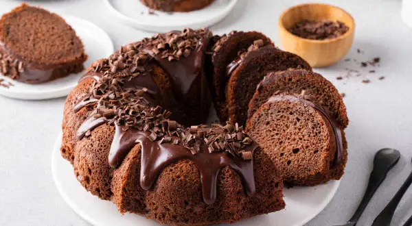 Gâteau au chocolat moelleux, glacé et parsemé de copeaux. Une touche croustillant praliné feuilletine cyril lignac pour un plaisir gourmand.