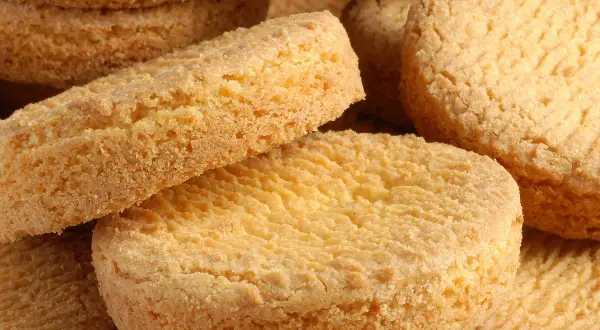 Gros plan sur une pile de palets bretons dorés, leur texture granuleuse appétissante.