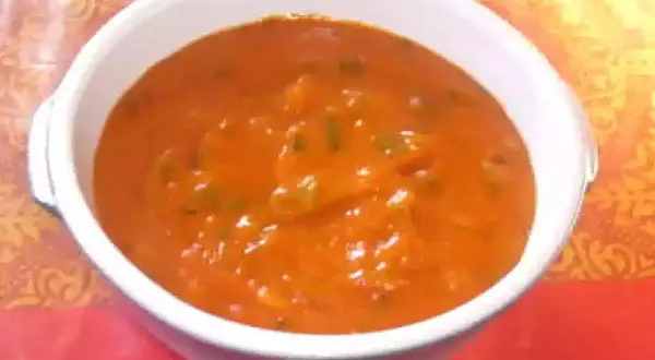 Un plat de sauce avec boeuf, riche et savoureux, servi dans un bol blanc.