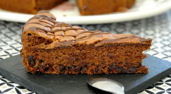 Tranche de gâteau au chocolat, généreusement garnie de pâte à tartiner et de copeaux de chocolat. Un délice gourmand !