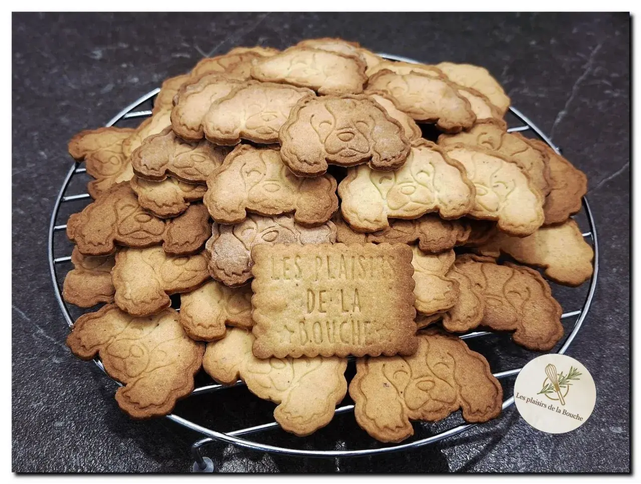 Délicieux biscuits en forme de chiens, parfaits pour une recette de biscuits poudre d'amande. Un vrai plaisir pour la bouche !