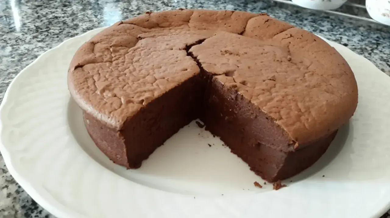 Un gâteau d'anniversaire facile et bluffant, un fondant au chocolat intense et moelleux, prêt à être dégusté.