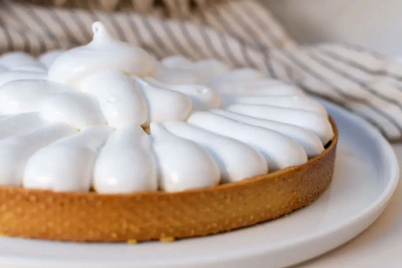 Tarte garnie de meringue italienne, plus stable que la meringue française.