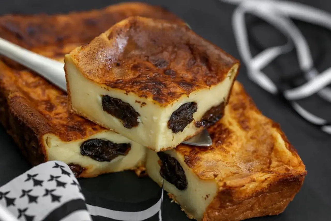 Un délicieux far breton aux pruneaux, prêt à être dégusté. Une recette traditionnelle pour un dessert gourmand.