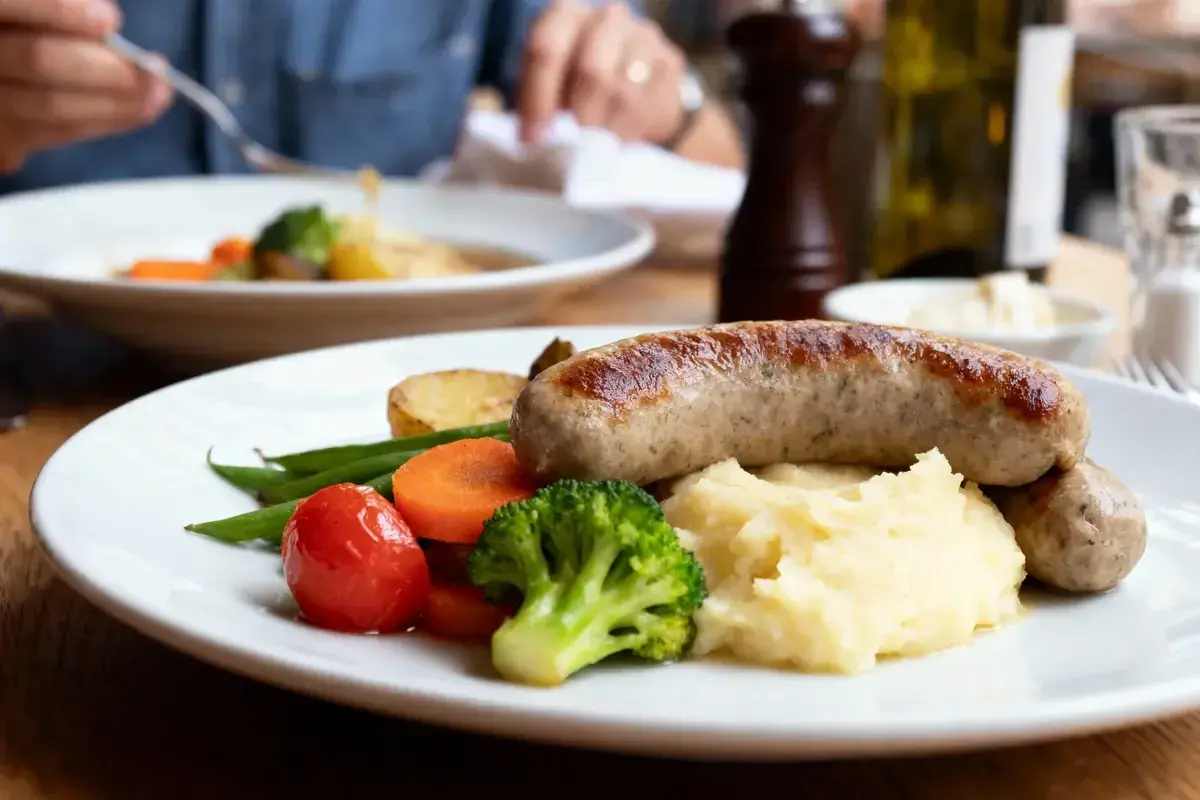 Assiette de boudin blanc, purée, haricots verts, tomates et brocolis. Une belle recette boudin blanc à déguster.