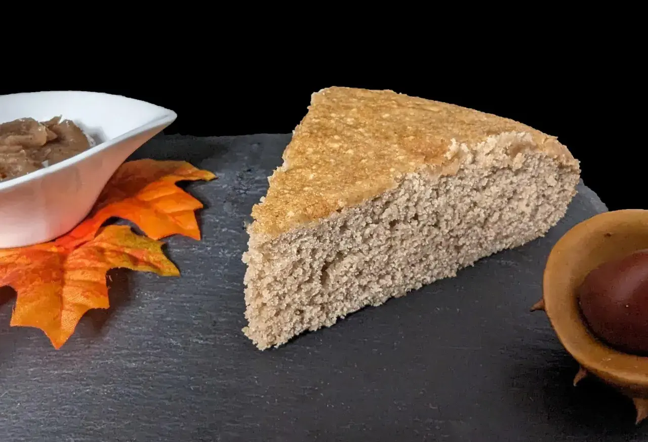 Tranche de gâteau à la crème de marron, inspiré par Cyril Lignac, avec une coupelle de crème et une feuille d'automne.
