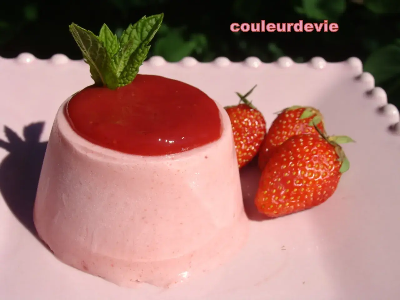 Délicieuse recette glace à la fraise sans sorbetière, servie avec des fraises fraîches et une touche de menthe.