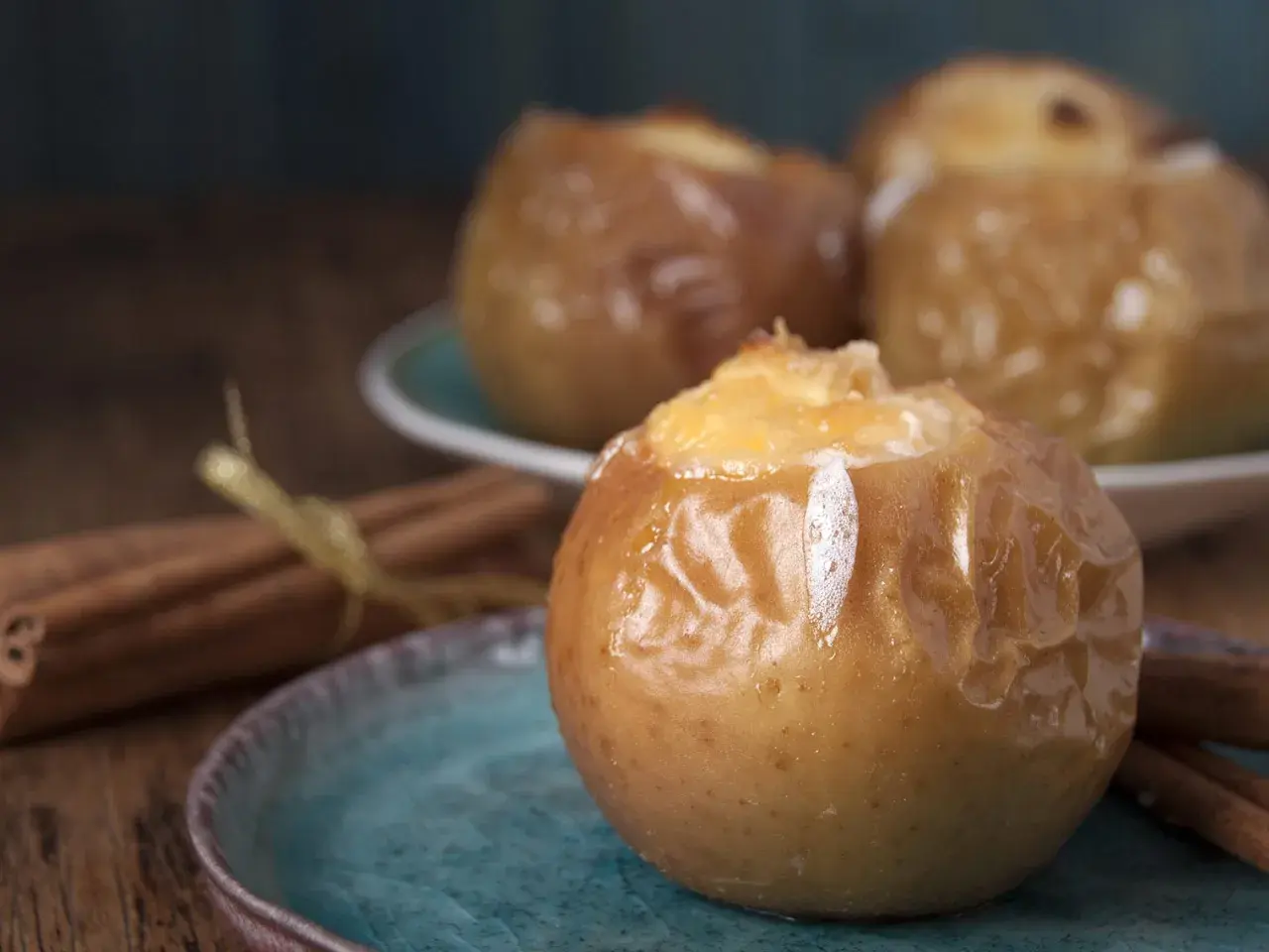 Pommes au four, garnies et dorées, prêtes à déguster. Une recette simple et réconfortante de pomme au four cannelle.