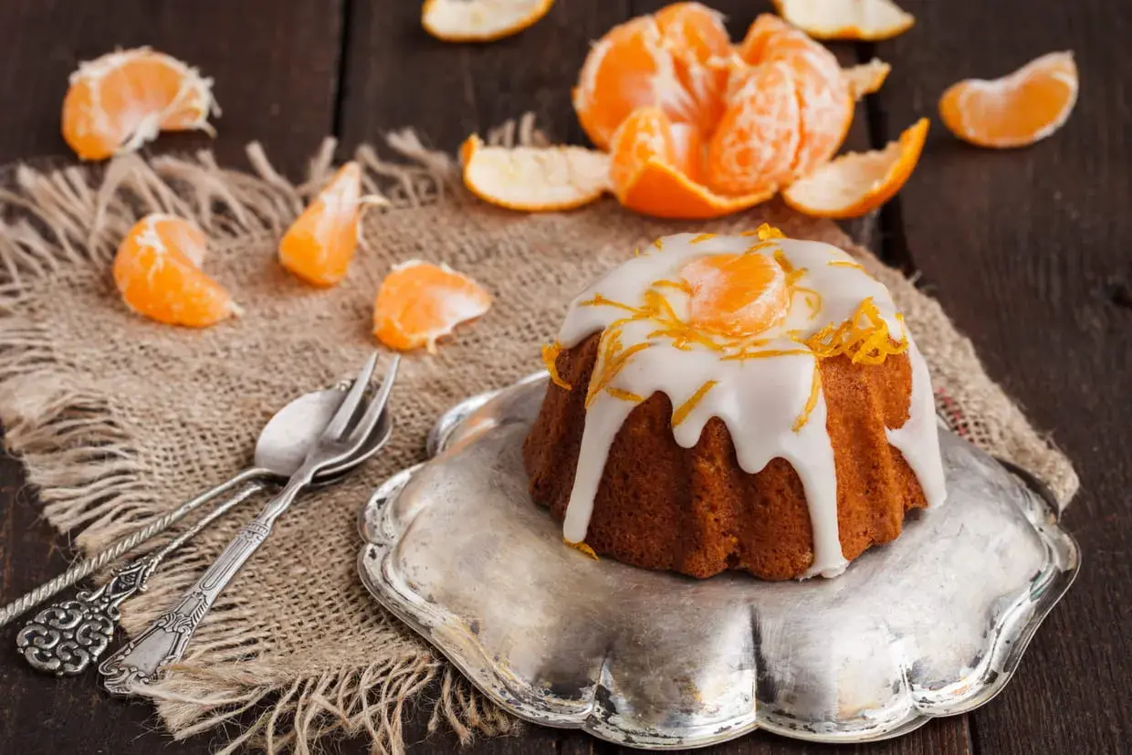 Gâteau glacé à la clémentine, décoré de zestes et de quartiers d'orange. Une confiture de clémentine originale pour un dessert gourmand.