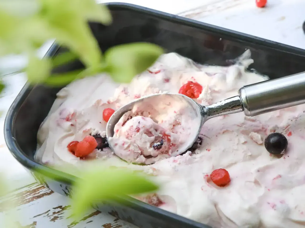 Glace au yaourt grec aux fruits rouges, prête à être dégustée. Une recette simple et rafraîchissante pour l'été.