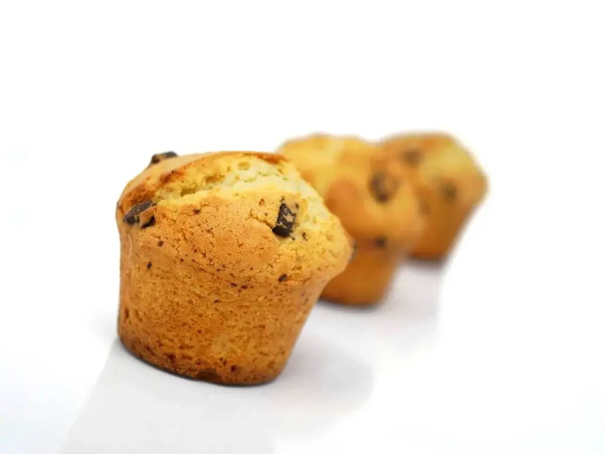 Trois muffins aux pépites de chocolat, parfaits pour une recette facile.