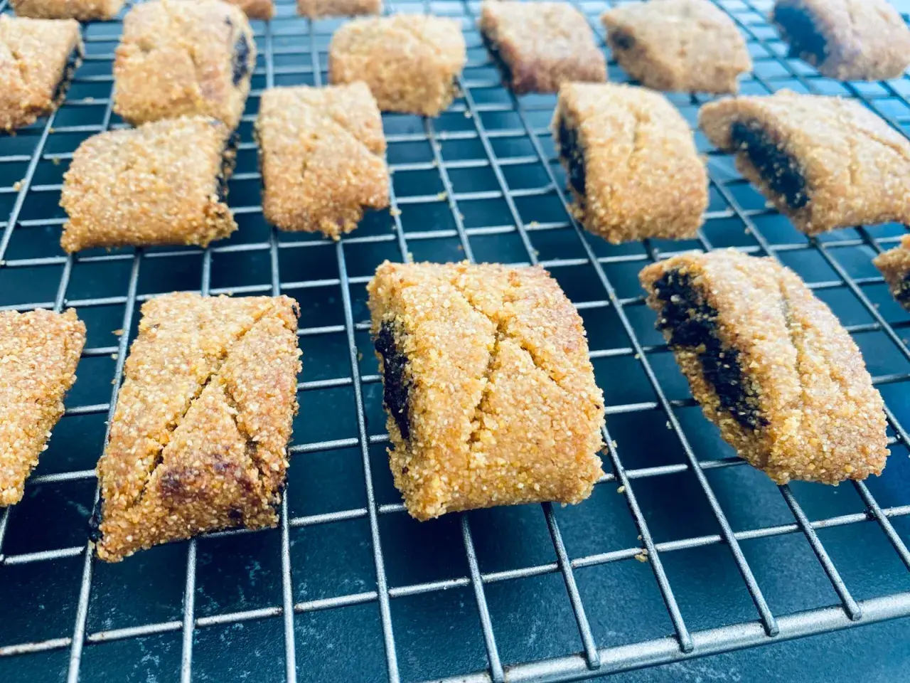 Délicieux makrouts algériens faciles, prêts à être dégustés. Ces biscuits sablés à la pâte de dattes sont parfaits pour accompagner un thé.