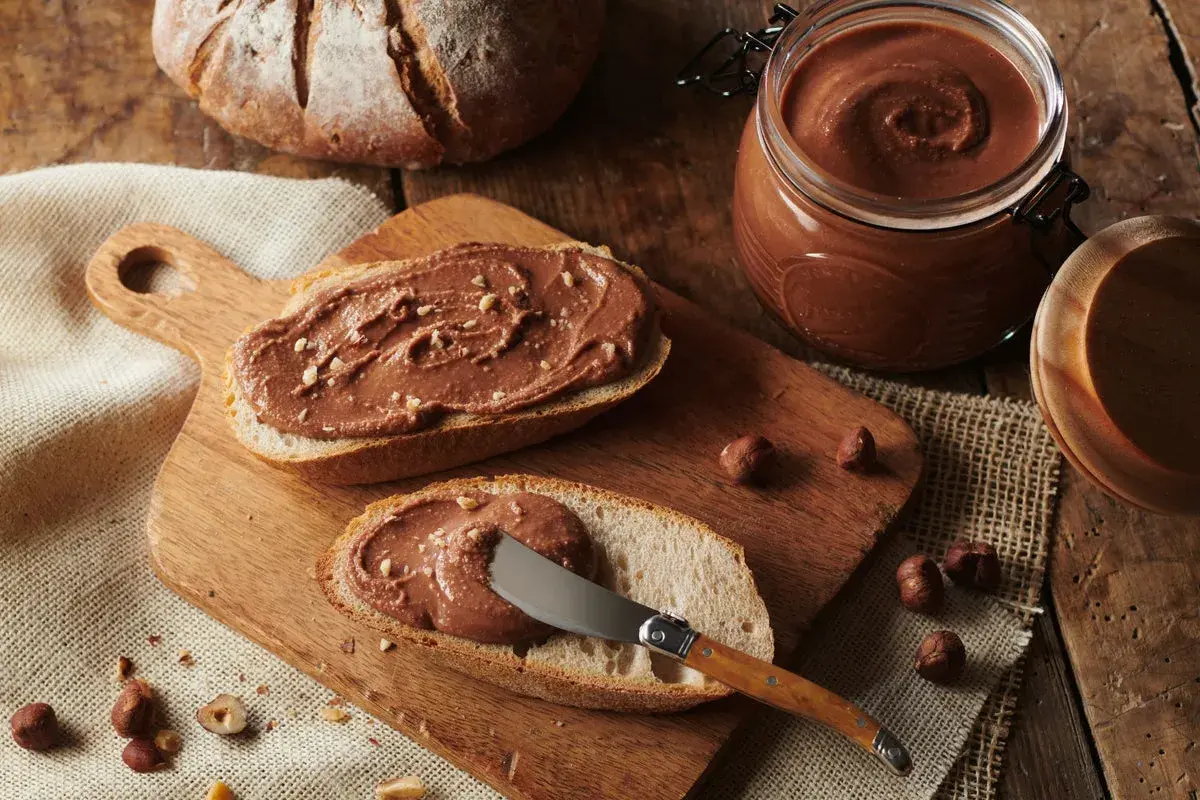 Tartines de pain de campagne généreusement garnies de pâte à tartiner aux noisettes, inspirée par la recette de Cyril Lignac. Un délice gourmand !