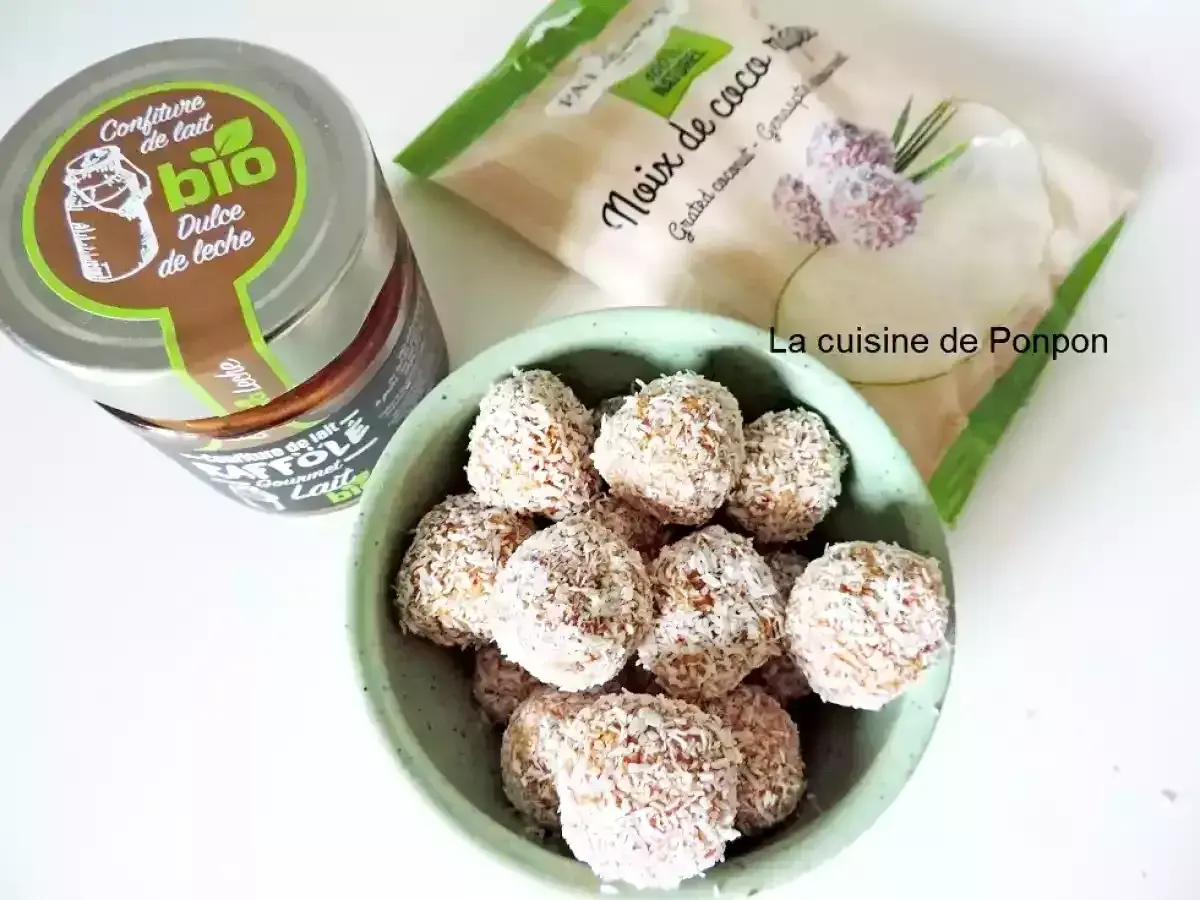 Délicieuses boules coco lait concentré, prêtes à déguster. Une recette facile avec confiture de lait et noix de coco râpée.