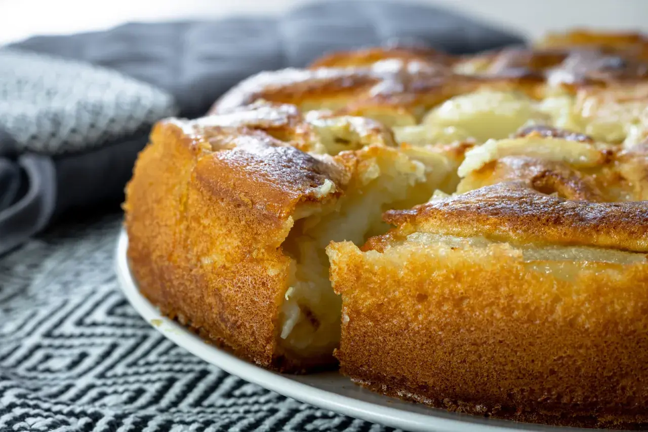 Un délicieux clafoutis aux poires, doré et moelleux, prêt à être dégusté.