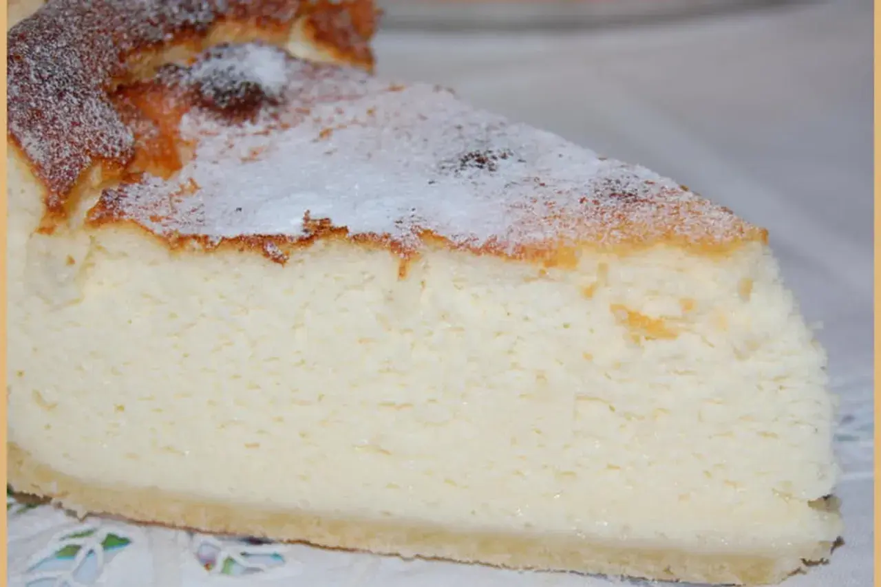 Tranche de tarte au fromage blanc, légère et aérienne, saupoudrée de sucre glace. Un délice crémeux à savourer.