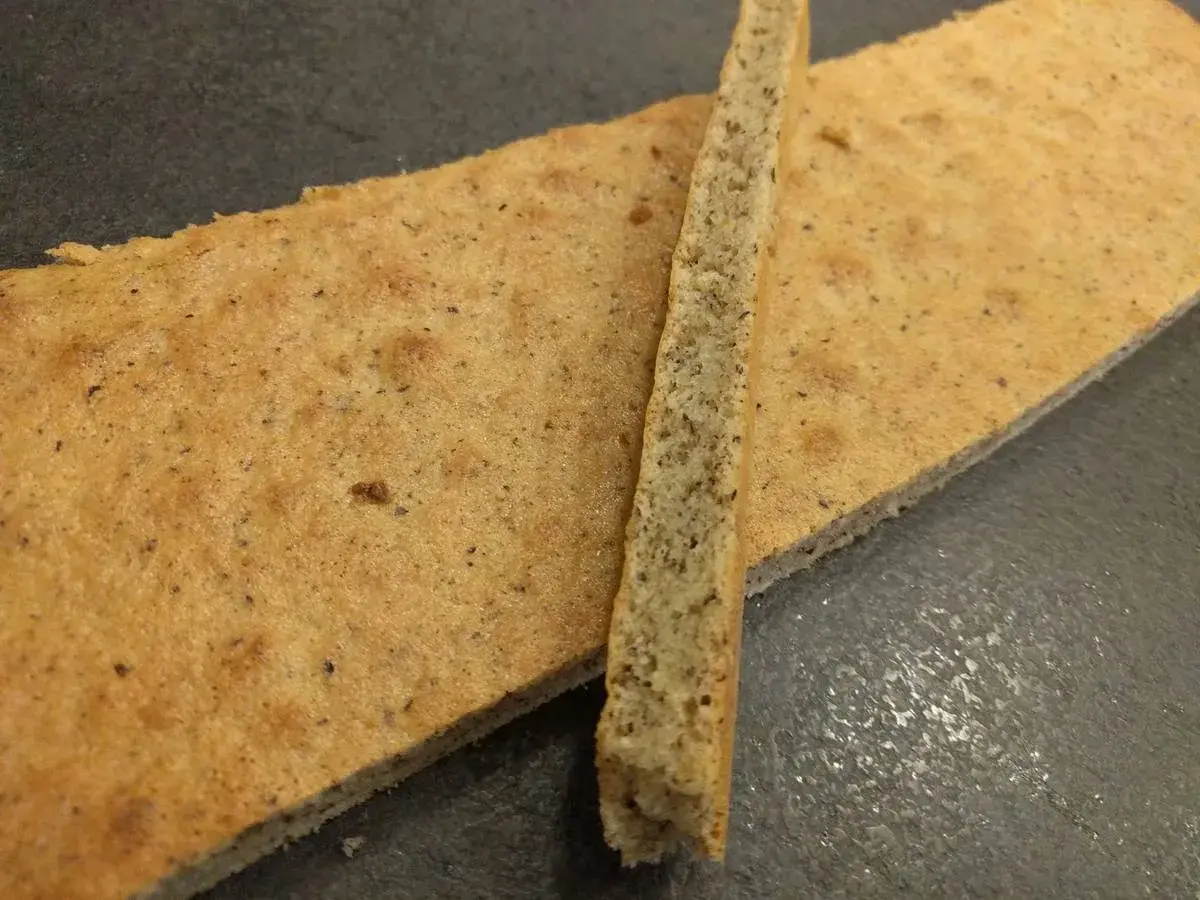 Biscuit Joconde, prêt à être garni selon la recette Cyril Lignac. Texture légère et aérée.