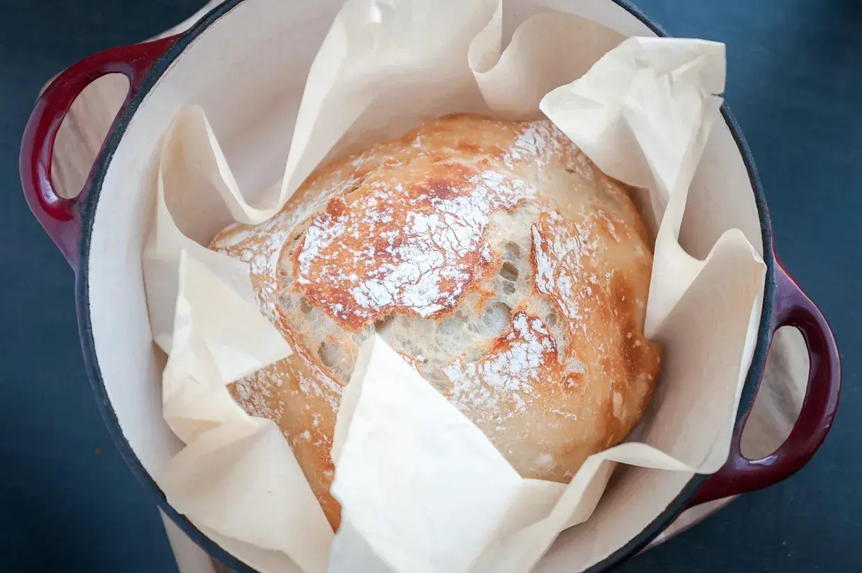 Un délicieux pain en cocotte, doré et croustillant, prêt à être dégusté.