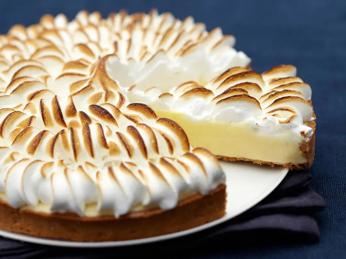 Une tarte au citron exceptionnelle avec une meringue dorée et aérienne, prête à être dégustée.