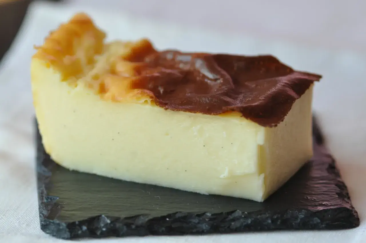 Tranche de flan sans pâte, crémeux et doré, parsemé de points de vanille. Une invitation à découvrir cette recette facile.