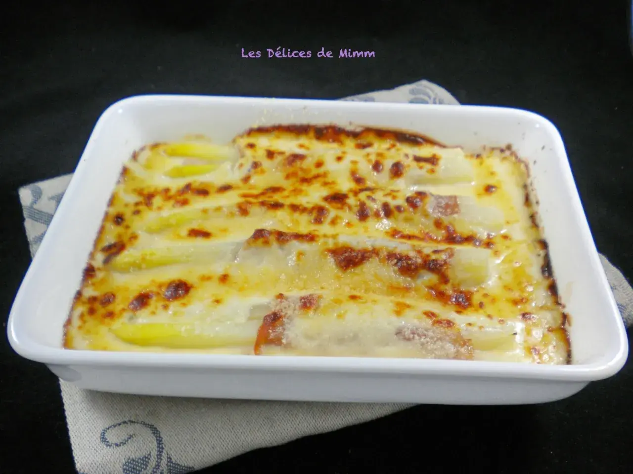 Asperges blanches gratinées au four, une recette simple et délicieuse.