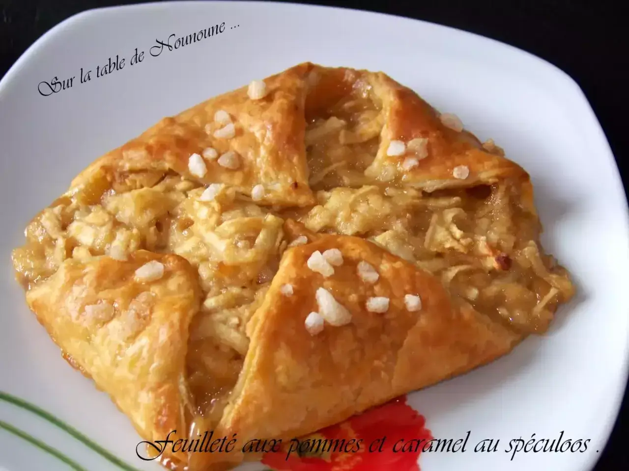 Un feuilleté aux pommes caramélisées, doré et croustillant, garni de morceaux de pommes fondantes et saupoudré de sucre perlé. Un délice !