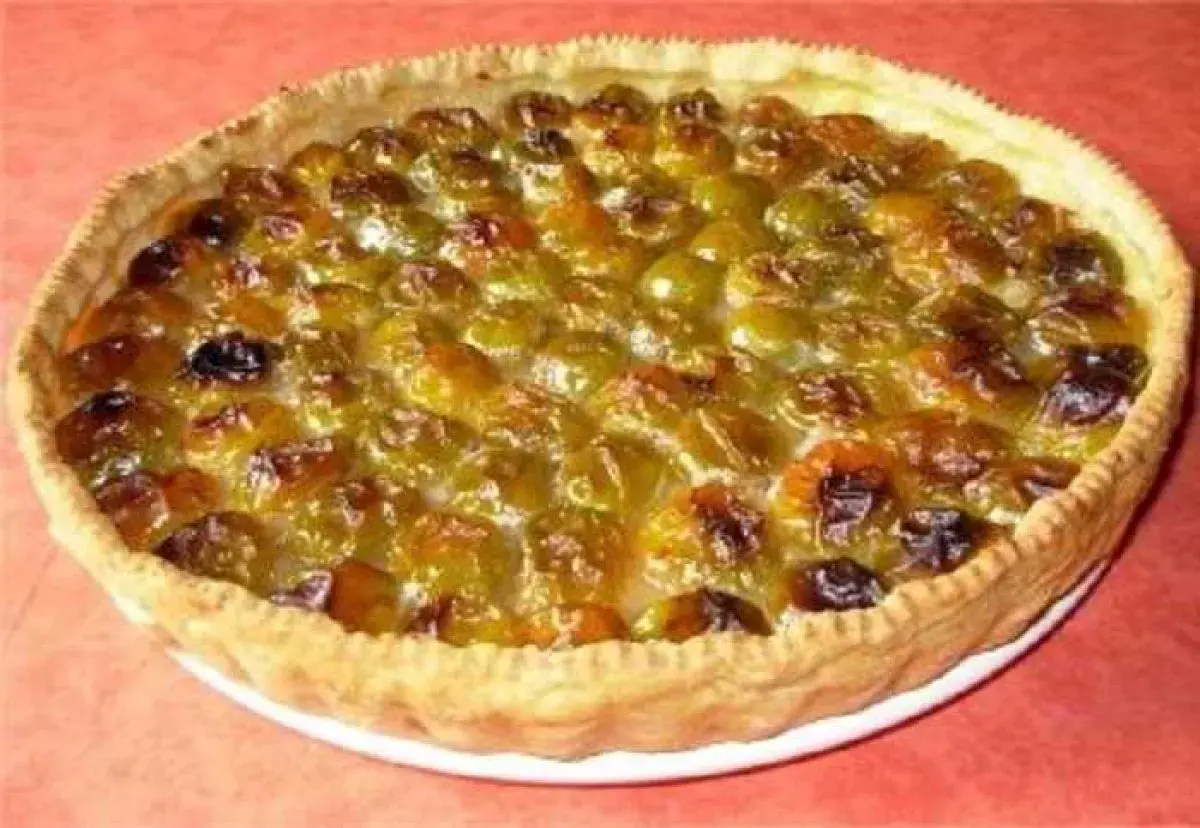 Une délicieuse tarte aux prunes à l'ancienne, avec une pâte dorée et une garniture généreuse de fruits confits et caramélisés.