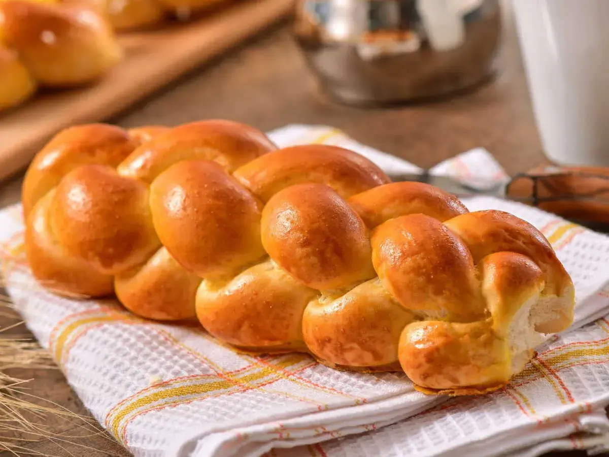 Une belle brioche tressée dorée, parfaite pour une recette de brioche facile à la main. Idéale pour le petit-déjeuner ou le goûter.