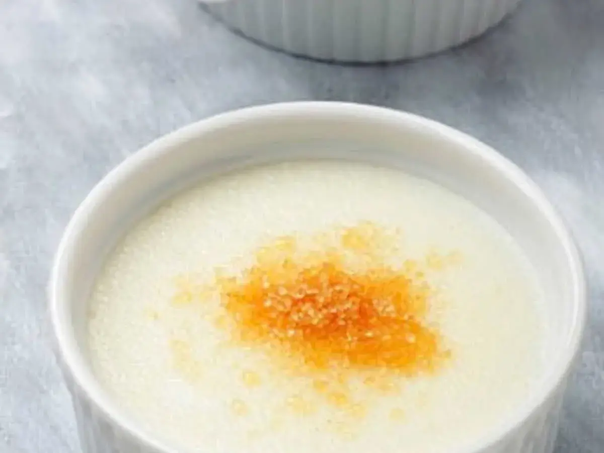 Un délicieux semoule au lait, façon Cyril Lignac, avec une touche caramélisée sur le dessus. Un dessert crémeux et réconfortant.
