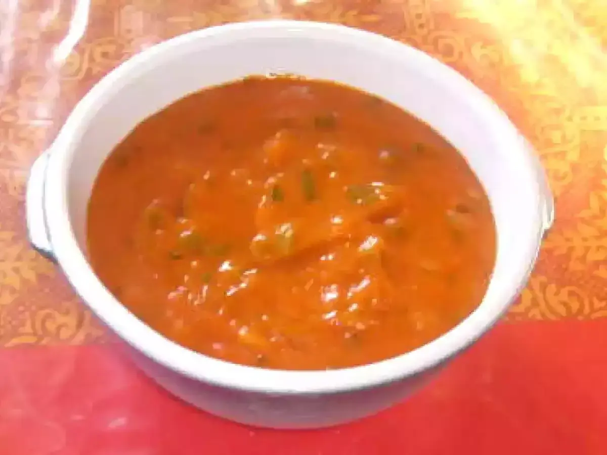 Un plat de sauce avec boeuf, riche et savoureux, servi dans un bol blanc.