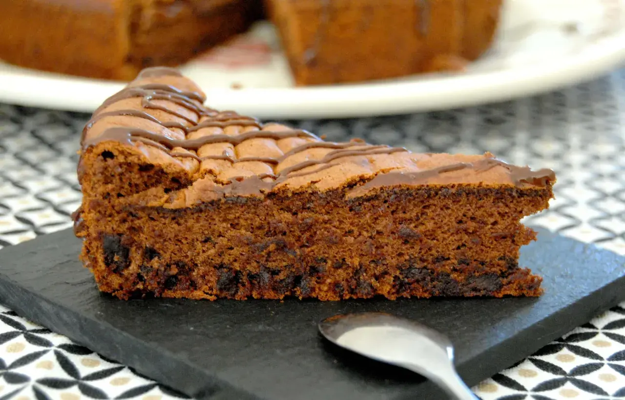 Tranche de gâteau au chocolat, généreusement garnie de pâte à tartiner et de copeaux de chocolat. Un délice gourmand !