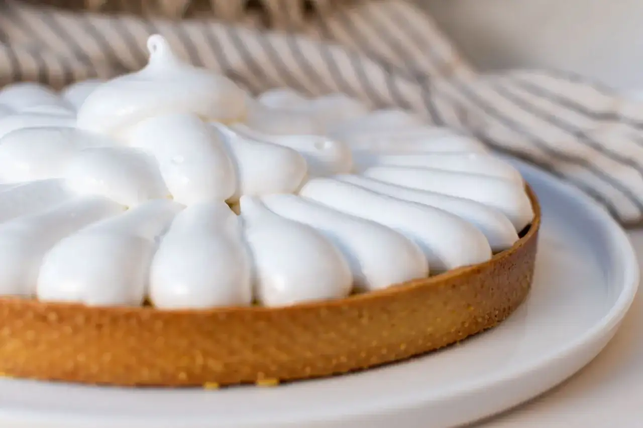 Tarte garnie de meringue italienne, plus stable que la meringue française.