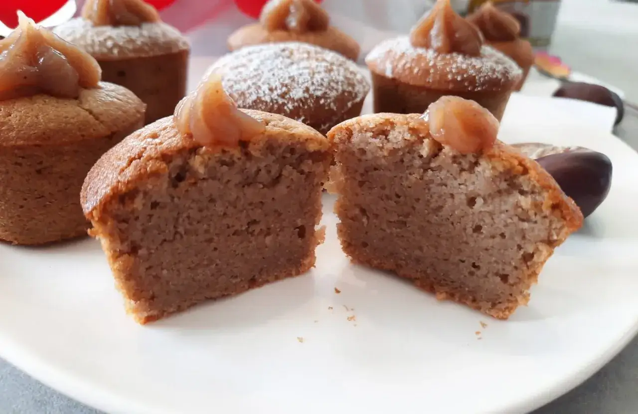 Petits gâteaux moelleux, certains saupoudrés de sucre glace, ornés d'une touche de crème de marron. Un délice automnal.