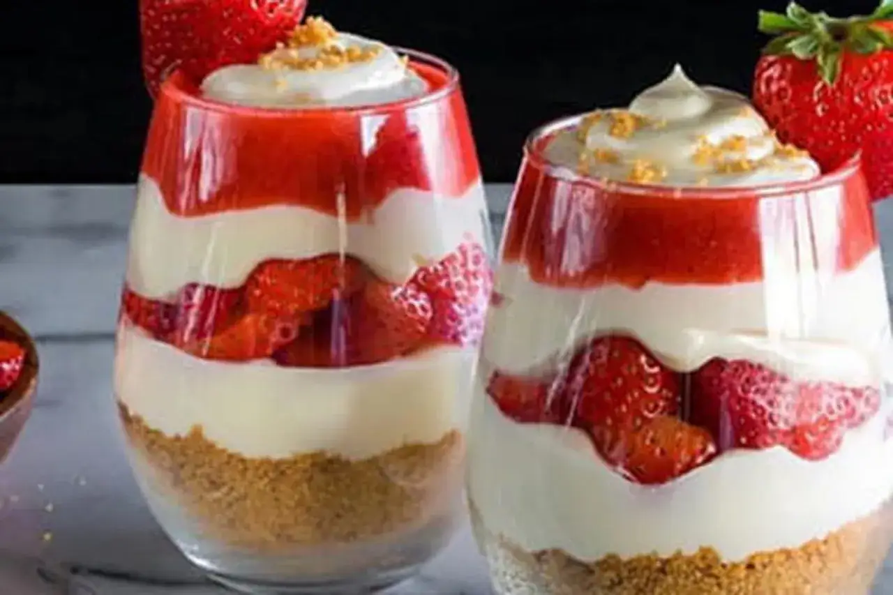 Délicieux dessert en verrine : une recette avec fraises fraîches facile, alternant biscuits émiettés, crème onctueuse et fruits rouges.