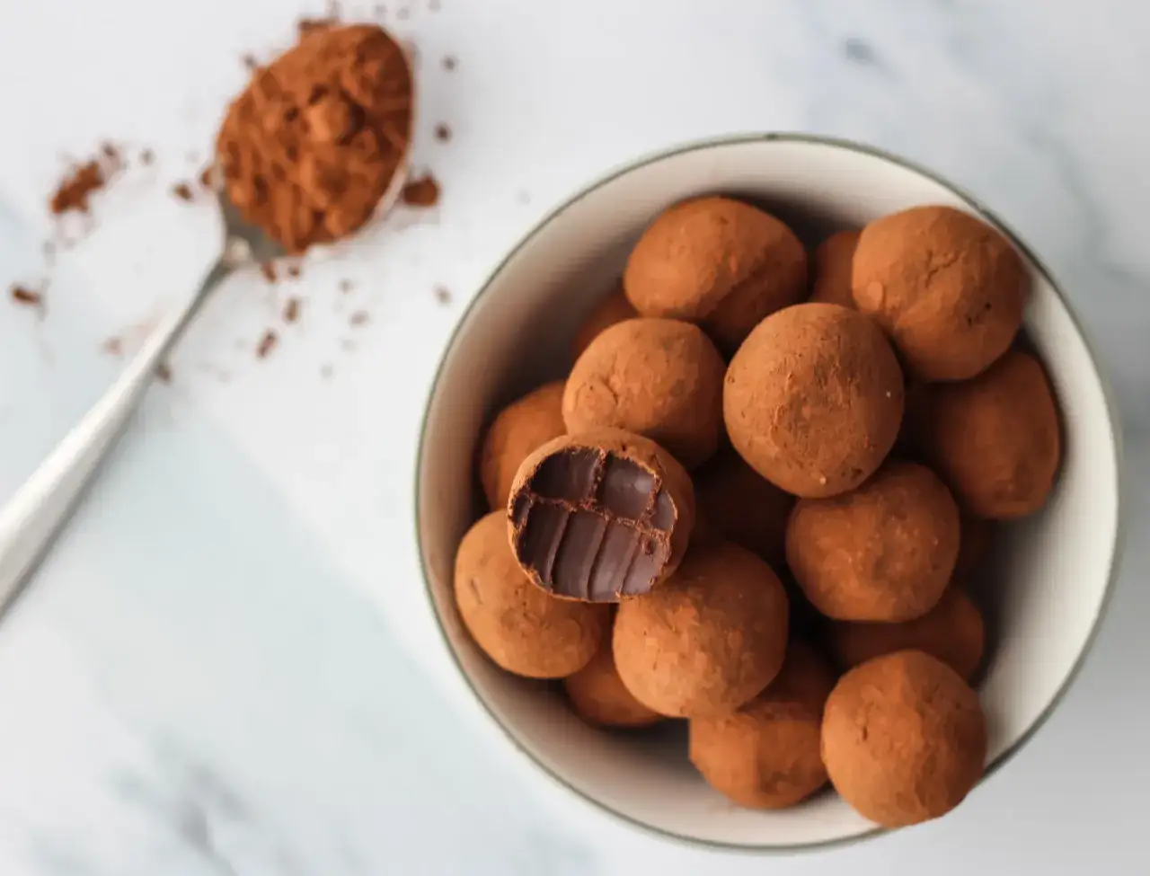 Un bol de truffes au chocolat, enrob&eacute;es de cacao, pr&ecirc;tes &agrave; &ecirc;tre d&eacute;gust&eacute;es. Une recette truffes chocolat professionnel pour les gourmands.