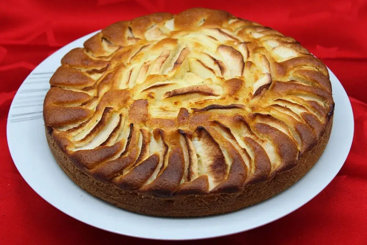 Gâteau yaourt pomme, un délice doré aux pommes finement disposées sur une pâte moelleuse. Parfait pour le goûter !