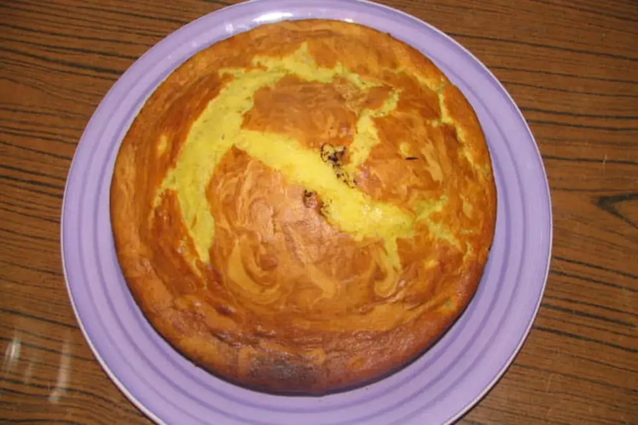 Un délicieux gâteau banane, doré et moelleux, servi sur une assiette violette. Parfait pour le goûter !
