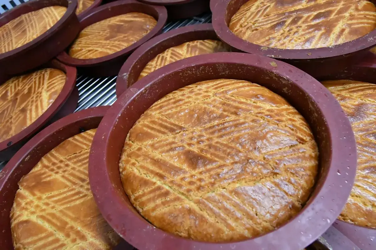 Plusieurs gâteaux bretons dorés, aux croisillons caractéristiques, sortent des moules en silicone.
