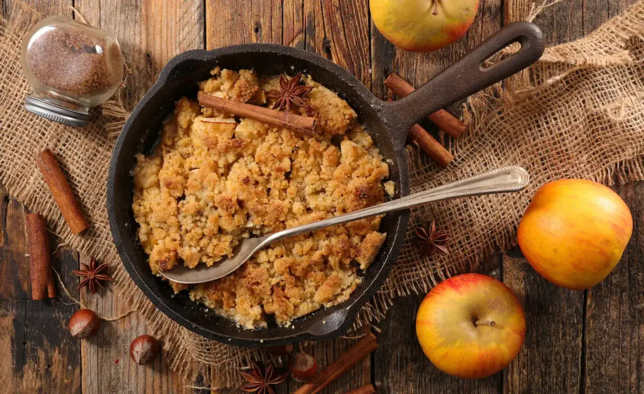 Un d&eacute;licieux crumble pomme tout juste sorti du four, garni de cannelle et d'anis &eacute;toil&eacute;, pr&ecirc;t &agrave; &ecirc;tre d&eacute;gust&eacute;.