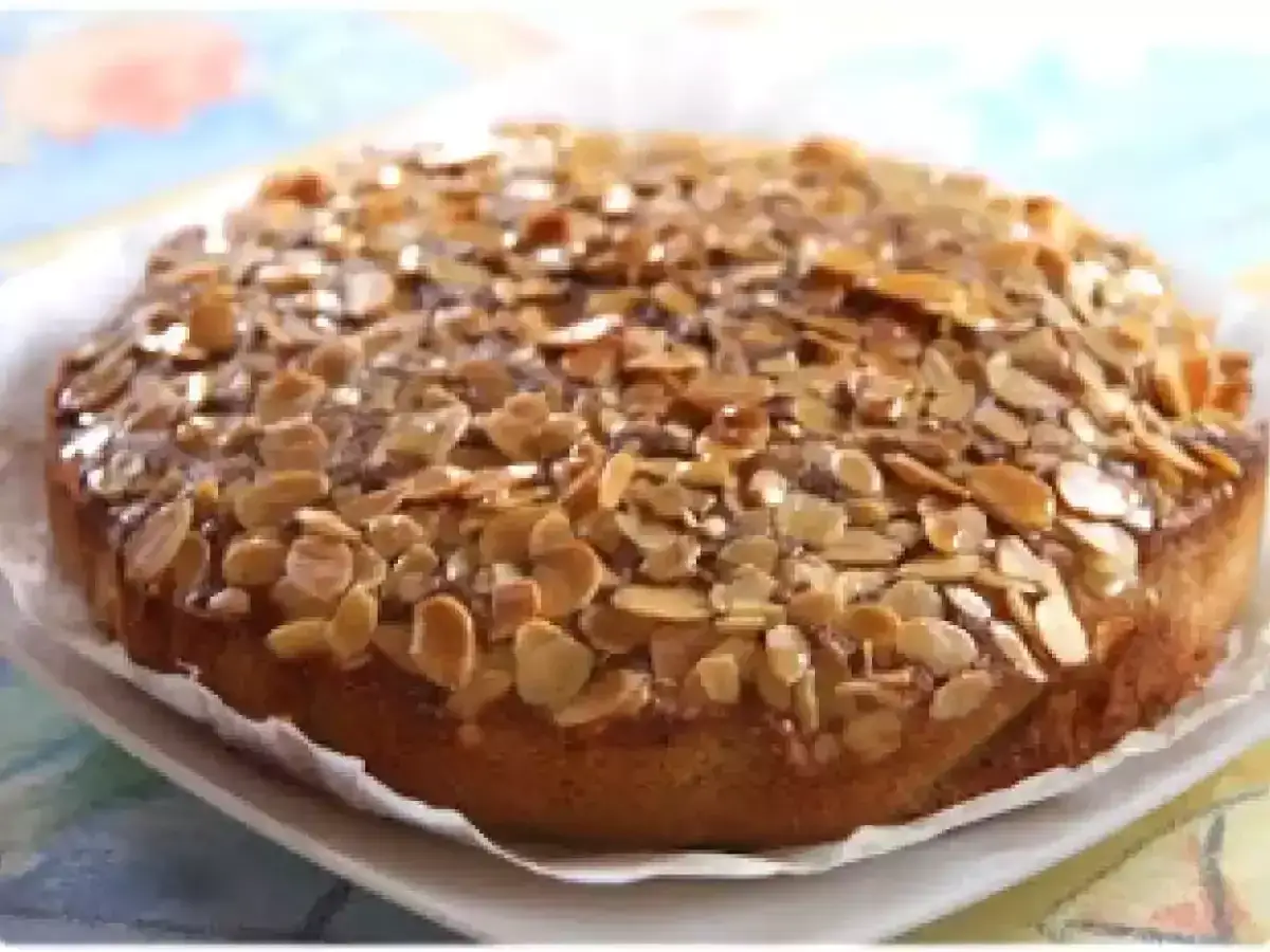 Le meilleur gâteau aux amandes, doré et croustillant, est prêt à être dégusté.