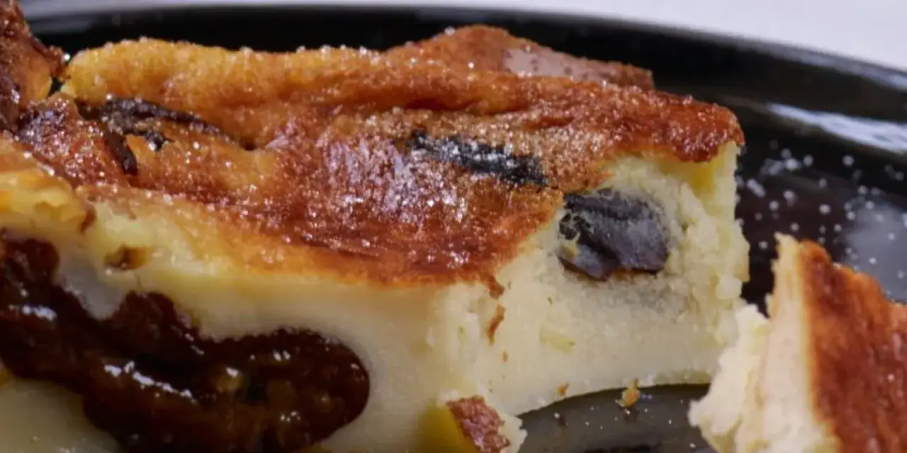 Tranche de far breton aux pruneaux, un délice pour une recette facile et gourmande.