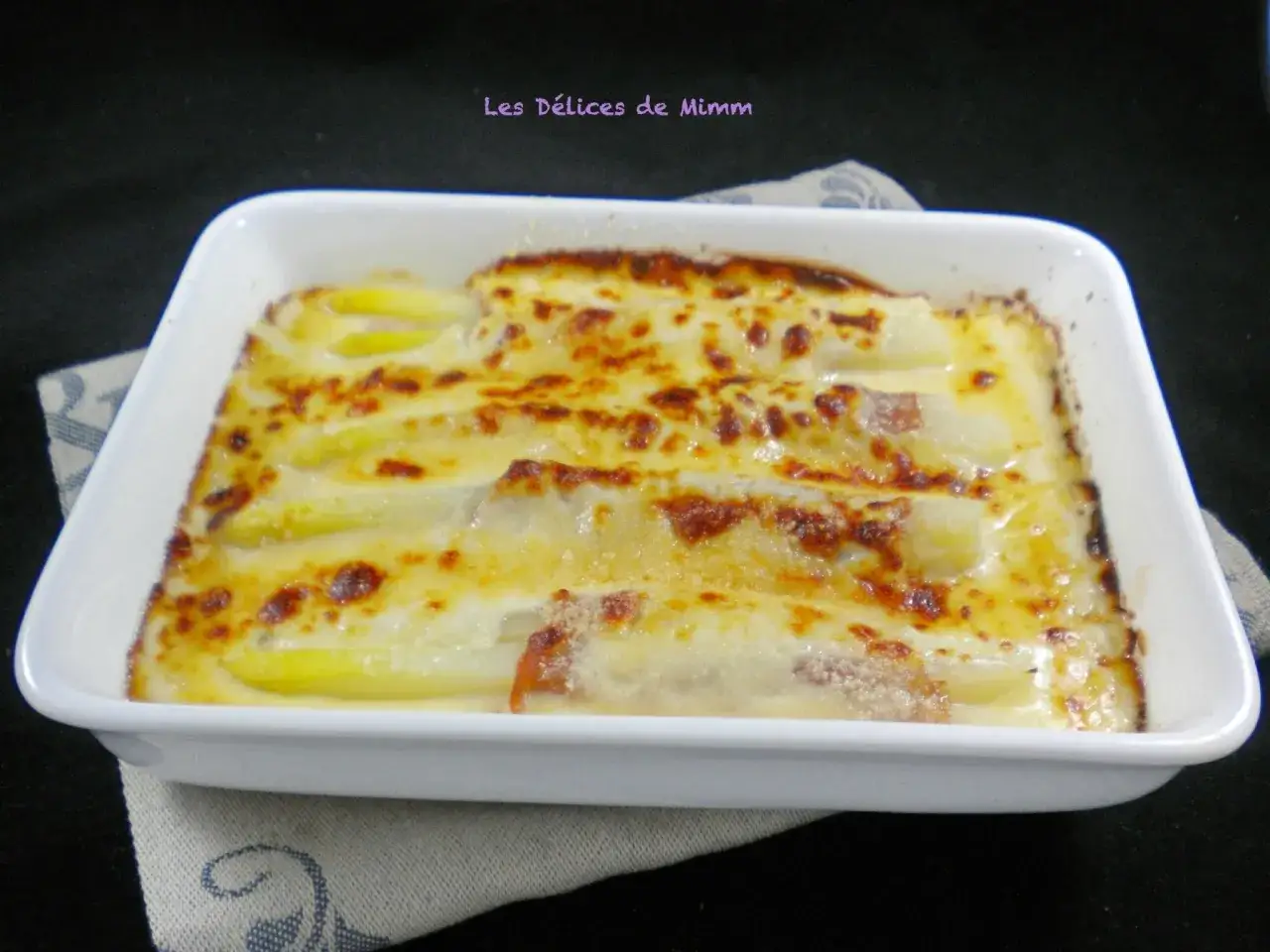 Asperges blanches gratinées au four, une délicieuse recette pour un plat réconfortant.