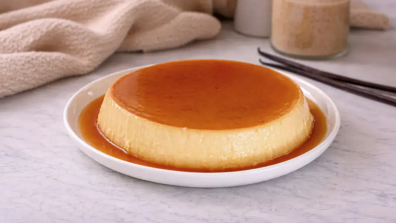 Cr&egrave;me aux &oelig;ufs onctueuse, napp&eacute;e de caramel ambr&eacute;. Un d&eacute;lice inspir&eacute; de la recette cr&egrave;me aux &oelig;ufs grand-m&egrave;re.
