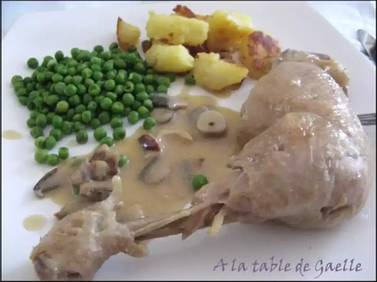 Un plat de poulet en sauce cr&eacute;meuse aux champignons, accompagn&eacute; de petits pois et de pommes de terre r&ocirc;ties. Un d&eacute;lice !