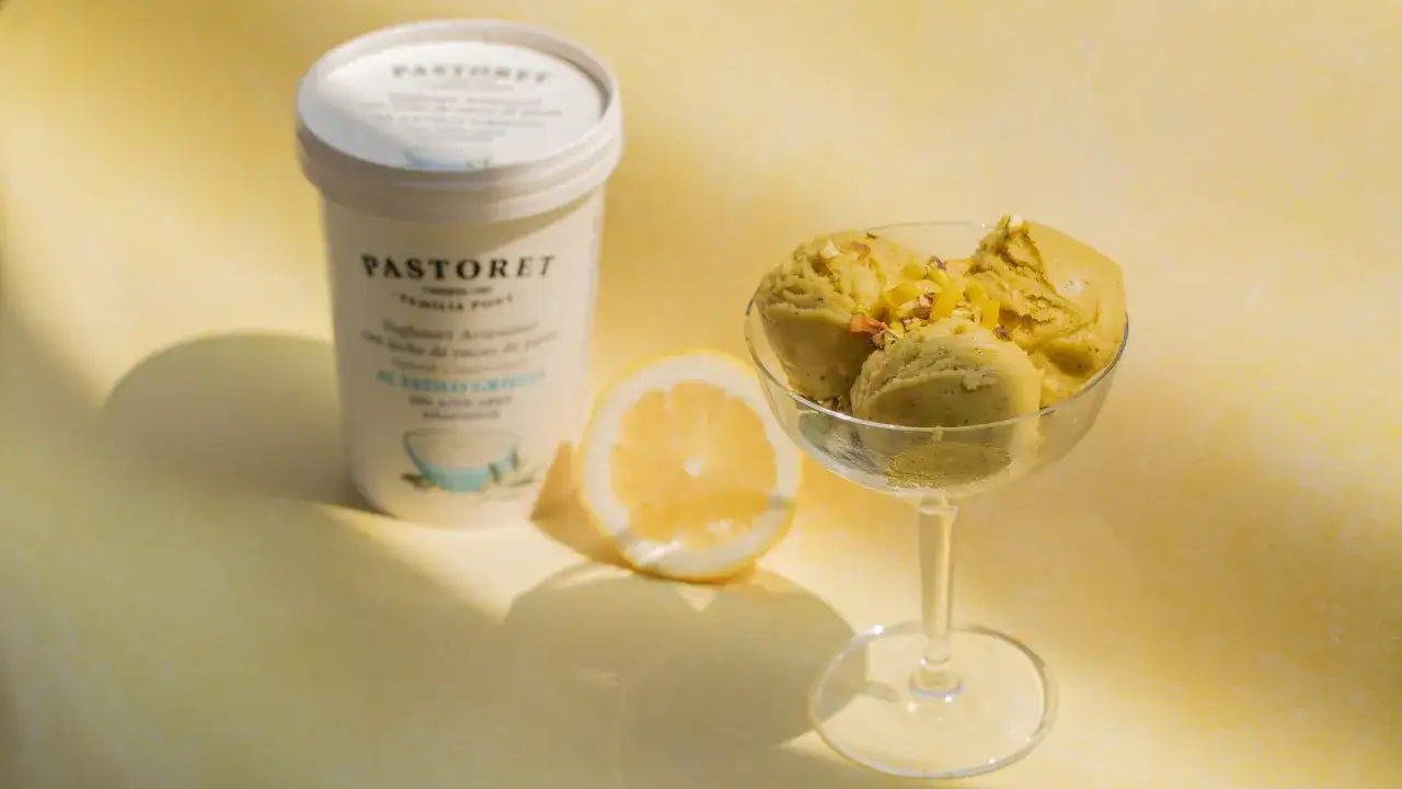 Glace au yaourt grec onctueuse, garnie de pistaches et de zestes de citron. Parfait pour une recette facile et rafraîchissante.